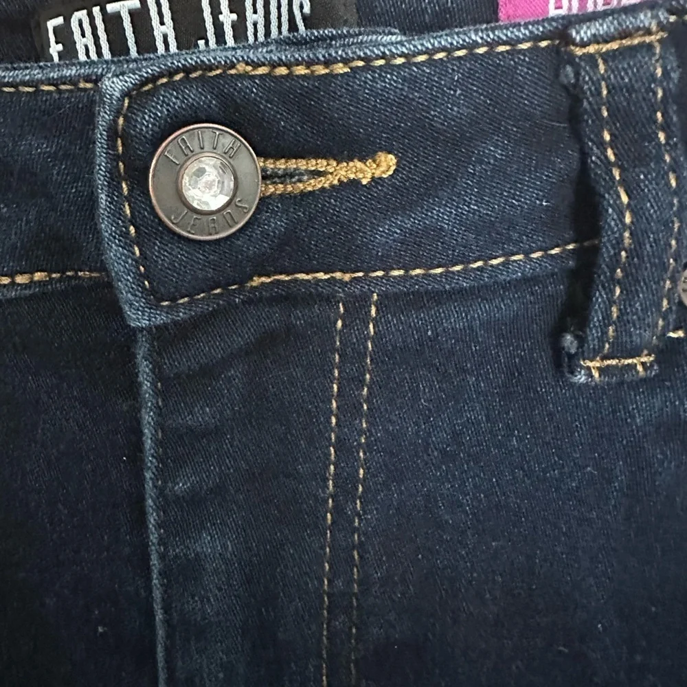✨Like new✨Faith Jeans Women's Denim Capris - Picture 3 of 5